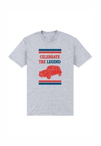 Šedé bavlněné tričko s grafikou červeného vintage auta, bílým textem "OSLAVTE LEGENDU" a horizontálními červenými a modrými pruhy.