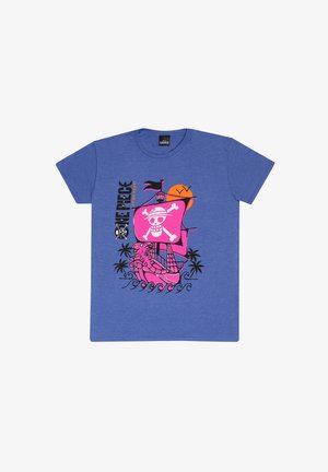 T-shirt en coton bleu avec un graphique de bateau pirate rose, incluant un crâne, des tibias et des palmiers, stylisé avec un texte noir en gras et un détail de soleil.
