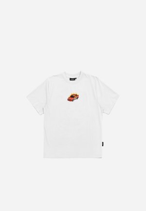 Fehér pamut póló, középen egy piros autó grafikájával, rajta lángokkal; rövid ujjak és laza fazon.