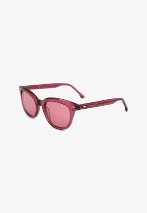 Occhiali da sole in plastica rossa traslucida con forma a occhi di gatto, lenti colorate e marchio "Tom Tailor" sulla stanghetta.