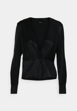 Top nero a maniche lunghe con scollatura profonda a V, dettaglio frontale arricciato, morbida texture in raso e design aderente. Etichetta visibile presso la scollatura.