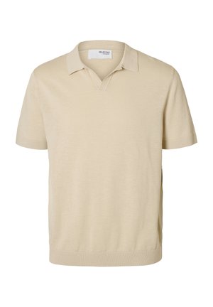 Bež majica s kratkim rukavima, napravljena od mekog pletiva. Ima klasičan ovratnik i izrez u obliku slova V s rebrastim manžetama i rubom.