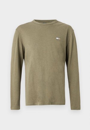 Μπλούζα με μακριά μανίκια σε ελιά πράσινο, κατασκευασμένη από μαλακό ύφασμα. Διαθέτει μικρό λογότυπο στο στήθος. Στρογγυλή λαιμόκοψη και άνετη εφαρμογή.