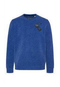Maglione blu lavorato a maglia con scollo rotondo, polsini e orlo a coste, caratterizzato da tre toppe di tessuto cucite sul petto. Texture morbida.