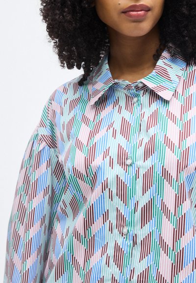 Πολύχρωμο πουκάμισο με κουμπιά, με γεωμετρικό μοτίβο ζιγκ-ζαγκ ρίγες σε κόκκινο, μπλε, πράσινο και παστέλ αποχρώσεις· λείο ύφασμα.