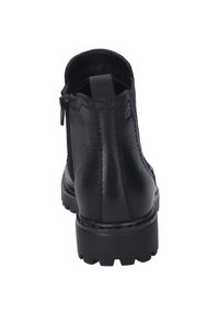 Czarny skórzany botek za kostkę z teksturowanym wykończeniem, zamek błyskawiczny z tyłu i solidna gumowa podeszwa. Szyte detale wzdłuż boków.