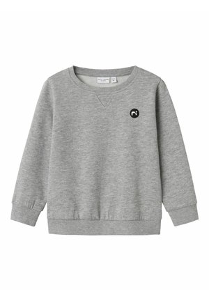 Grauer Langarmpullover mit Rundhalsausschnitt, gerippten Bündchen und Saum, kleines schwarz-weißes rundes Logo auf der linken Brust.