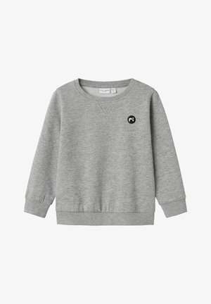 Grå langærmet crewneck-sweatshirt med ribkanter ved manchetter og kant, lille sort-hvidt rundt logo på venstre bryst.
