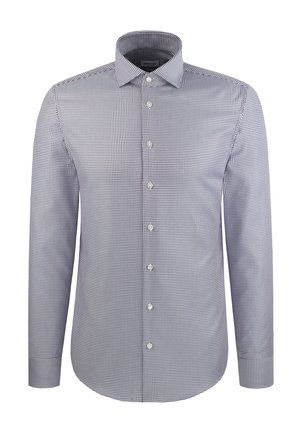 Camicia da uomo a maniche lunghe con motivo a piccoli quadretti in blu navy e bianco, con chiusura a bottoni e colletto aperto su sfondo bianco.