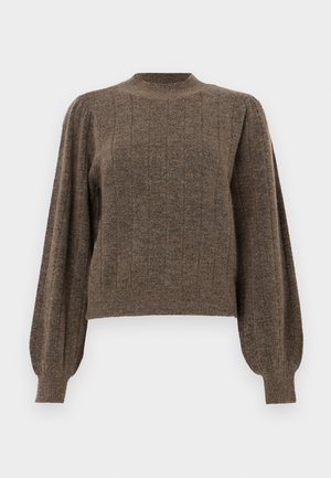 Brun strikkegenser med ribbestruktur, rund hals, og ballongsleeves, med vertikale linjer og en kort design.