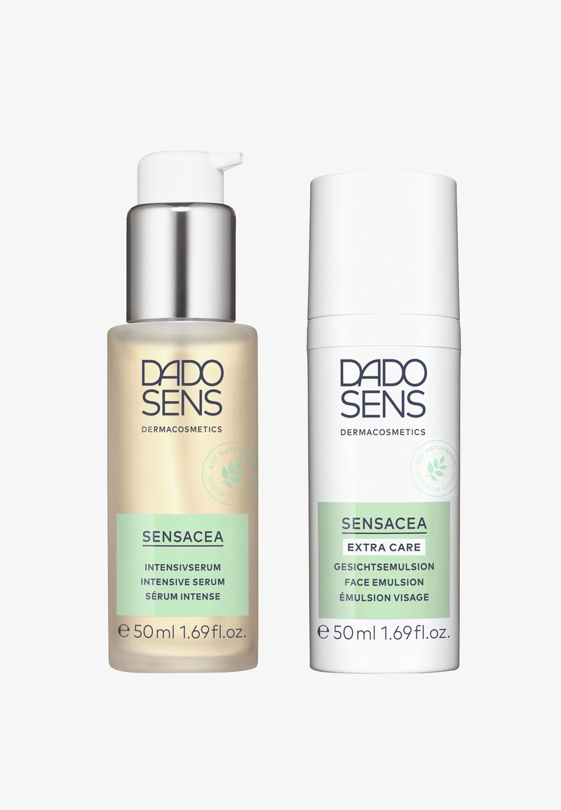 Zwei Hautpflegeprodukte in zylindrischen Flaschen: eine transparente Pumpflasche mit einem silbernen Deckel und eine weiße Flasche mit zylindrischer Form. Beide sind beschriftet.