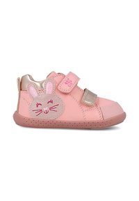 Zapatos para niños de color rosa con un diseño de cara de conejo, detalles metálicos, dos correas de Velcro y una suela de goma texturizada.