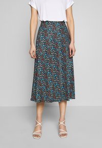 Floraler Midirock mit dunklem Hintergrund; zeigt bunte Blumen in Blau, Rot und Weiß. Leichter Stoff mit fließendem Fall.