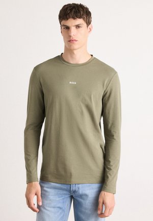 Olijfgroene langwerpige T-shirt met lange mouwen van zacht katoen, met een ronde hals en een klein wit "BOSS" logo in het midden van de borst.