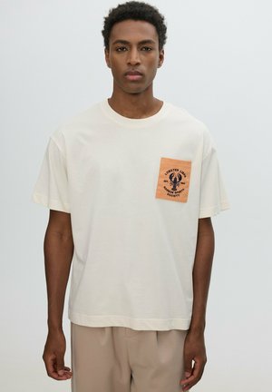 INSIDE, CAMISETA BOLSILLO ESTAMPADO - Camiseta estampada - beige