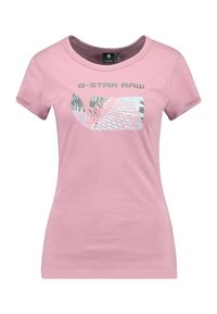 Růžové tričko s krátkým rukávem vyrobené z měkké látky, s grafickým designem obsahujícím text "G-STAR RAW" a abstraktními vzory v tyrkysové a šedé barvě.