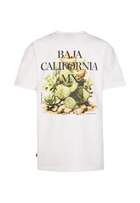 T-shirt en coton blanc avec un dessin graphique représentant des cactus et l'inscription "BAJA CALIFORNIA MX" en lettres noires épaisses. Manches courtes, col rond.