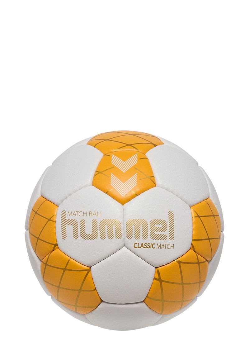 Vit och orange fotboll med hexagonala paneler, prydd med ett rutmönster, och "Hummel Classic Match" tryckt i guld.