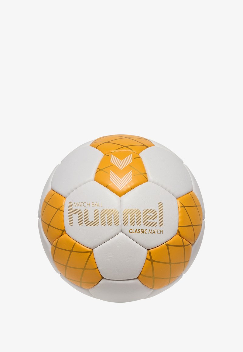 Vit och orange fotboll med hexagonala paneler, prydd med ett rutmönster, och "Hummel Classic Match" tryckt i guld.