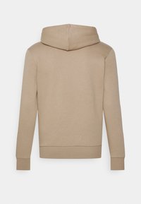 Felpa beige realizzata in tessuto morbido, con cappuccio ampio, maniche lunghe e polsini a costine. Design semplice senza abbellimenti visibili.