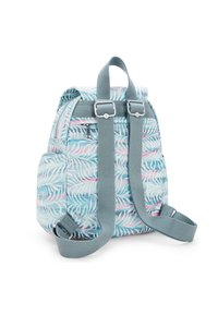 Ryggsäck tillverkad av lättviktigt tyg med ett palmblads mönster i nyanser av blått, rosa och vitt. Har grå justerbara remmar och spännen.