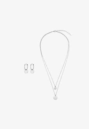 Ensemble de bijoux en argent comprenant un collier superposé avec des pendentifs ronds et des boucles d'oreilles assorties en créole, le tout avec une finition polie.