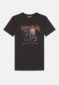 Fekete pamut póló, amelyen két üvöltő farkast ábrázoló grafikai design és a "WRANGLER" felirat található, kerek nyakkal és rövid ujjakkal.