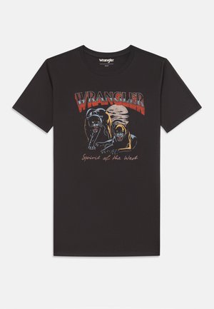 T-shirt in cotone nero caratterizzato da una grafica con due lupi ululanti e il testo "WRANGLER", con collo rotondo e maniche corte.