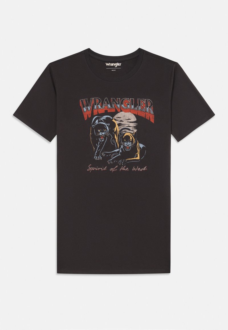 Fekete pamut póló, amelyen két üvöltő farkast ábrázoló grafikai design és a "WRANGLER" felirat található, kerek nyakkal és rövid ujjakkal.