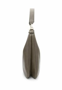Graue Lederhandtasche mit strukturiertem Finish, flacher Form, einem einzigen Riemen und einem dezenten Glanz. Das Design betont schlanke, minimalistische Linien.