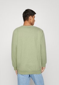 REVOLUTION REGULAR FIT CREWNECK WITH A SMALL EMBROIDERY - Sweatshirt - lightgreen