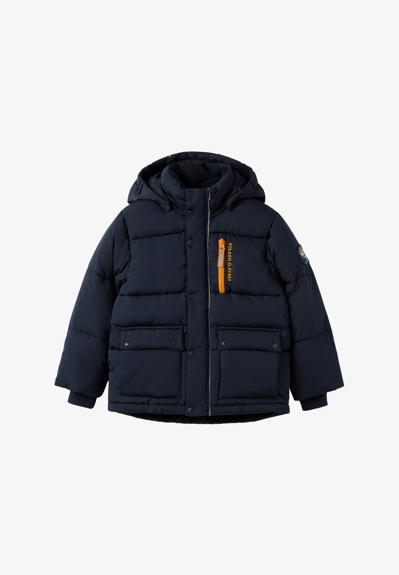 Marineblauwe gewatteerde winterjas met kap, oranje borstzak met rits, twee voorzakken met klep en een embleem op de mouw.