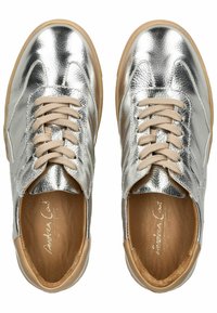 Sneakers in pelle metallizzata argento con punta rotonda, lacci beige e soletta imbottita marrone chiaro. Tessitura liscia e design minimalista.