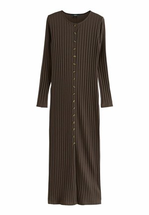 Robe maxi en maille côtelée marron avec manches longues, encolure ronde et fermeture à boutons centrée, ornée de boutons dorés sur toute sa longueur.