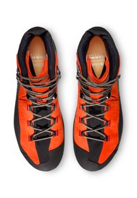Kletterschuhe mit einem roten Wildleder-Obermaterial, einer schwarzen Gummispitze und grauen Schnürsenkeln. Sie zeichnen sich durch eine enge Passform und strukturierte Seiten für besseren Grip aus.