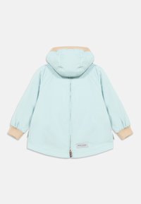 Ανοιχτό μπλε μπουφάν με κουκούλα, μπεζ πλεκτές μανσέτες και φερμουάρ στο μπροστινό μέρος. Διαθέτει λεία υφή και ετικέτα με λογότυπο κοντά στο τελείωμα.