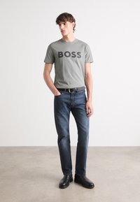 BOSS THINKING - T-shirts med print - open grey