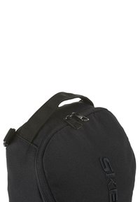 Mochila de tela negra con forma redondeada, hardware de cremallera resistente, asa lateral y detalle del logotipo en el exterior.