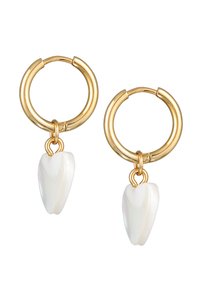 Pendientes de aro en tono dorado con un colgante blanco en forma de diente colgando de cada uno. El material tiene un acabado brillante y bordes curvados.