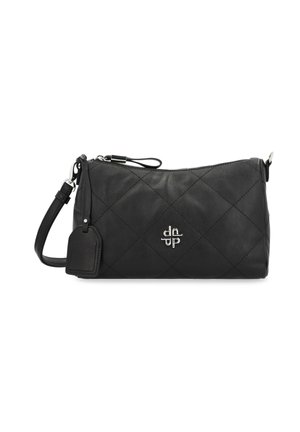 Schwarze Lederhandtasche mit einem gesteppeten Design, silbernen Beschlägen und einem abnehmbaren Tragegurt. Verfügt über ein Logo und ein kleines Etikett an der Seite.