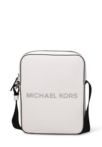 Borsa in pelle bianca con rifiniture nere, con il logo "MICHAEL KORS" in argento sul davanti. Dotata di una tracolla regolabile.