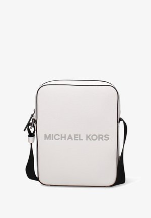 Witte leren tas met zwarte biezen, voorzien van het "MICHAEL KORS" logo in zilver aan de voorkant. Voorzien van een verstelbare schouderriem.