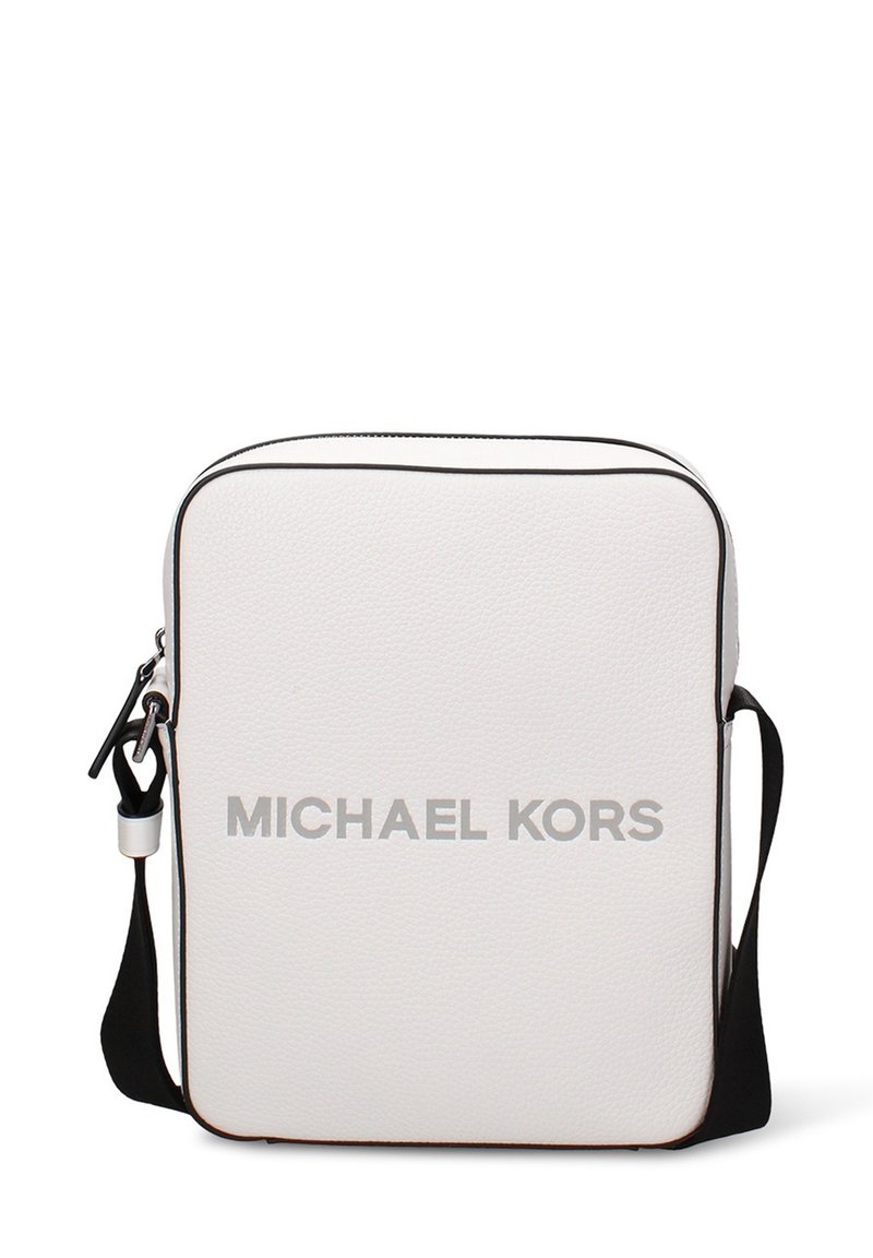 Borsa in pelle bianca con rifiniture nere, con il logo "MICHAEL KORS" in argento sul davanti. Dotata di una tracolla regolabile.