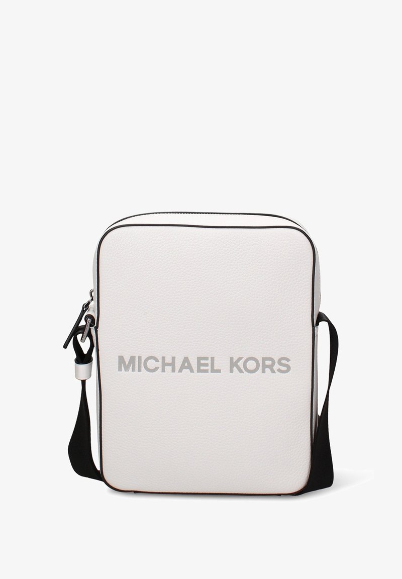 Borsa in pelle bianca con rifiniture nere, con il logo "MICHAEL KORS" in argento sul davanti. Dotata di una tracolla regolabile.