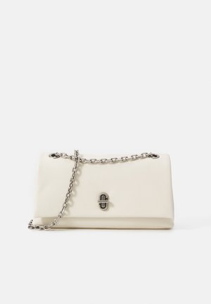 Borsa sintetica color crema con una superficie liscia, forma rettangolare, tracolla in catena argentata e un logo ben visibile sul davanti.