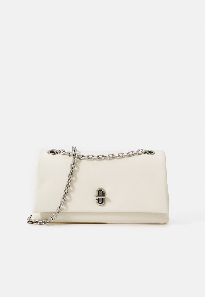 Borsa sintetica color crema con una superficie liscia, forma rettangolare, tracolla in catena argentata e un logo ben visibile sul davanti.