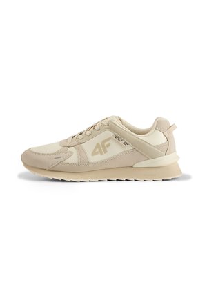 Beżowo-brązowy casualowy sneaker z wiązaniem na sznurówki i markowym logo 4F po boku, pokazany z profilu na białym tle.