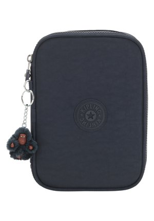 Custodia blu navy con cerniera realizzata in tessuto testurizzato, con logo rotondo Kipling e un portachiavi a forma di scimmietta pelosa attaccato.