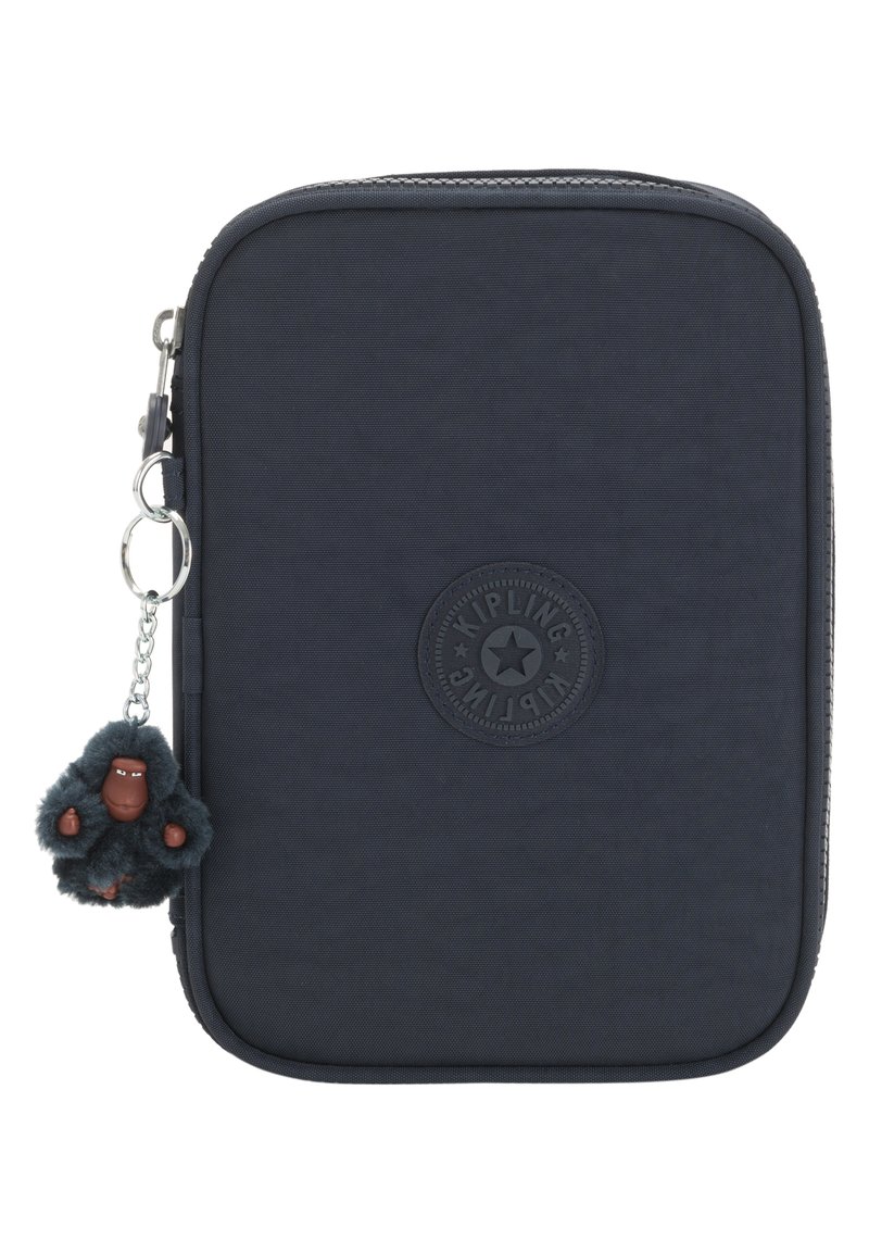 Mörkblå dragkedjefodral med en strukturerad tyg, med en rund Kipling-logotyp och en fluffig apa nyckelring fäst.
