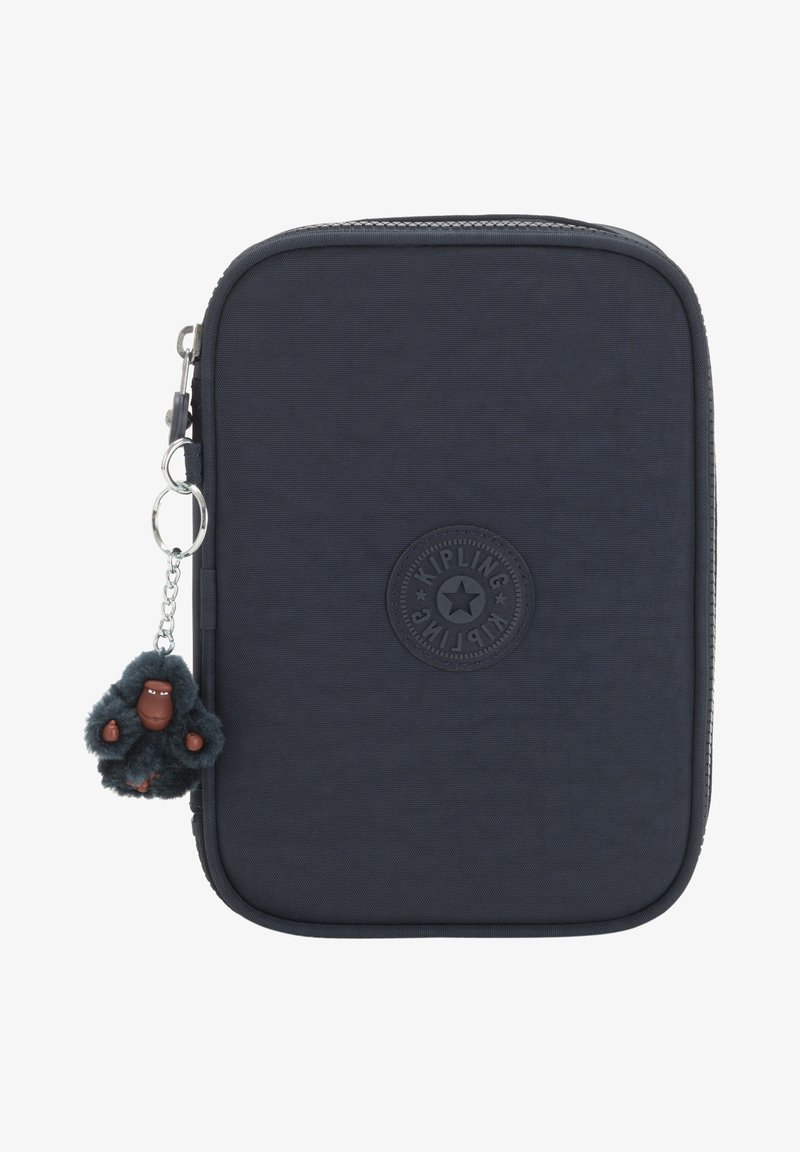 Námořnický modrý zipový pouzdro s texturovanou tkaninou, s kulatým logem Kipling a připevněným jemným opičím klíčenkou.
